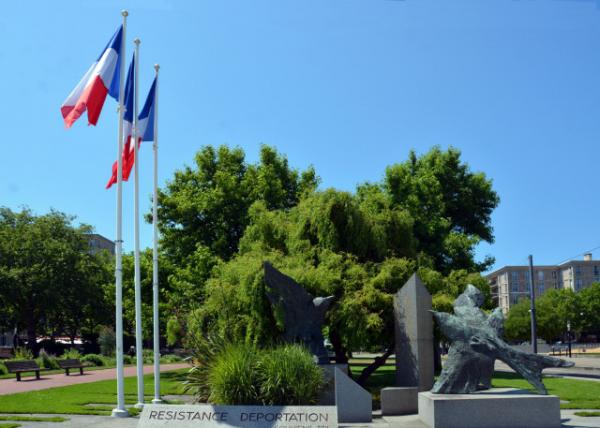 2024-06-21_19_Resistance Deportation Monument & the French Flags in City Ctr0001.JPG