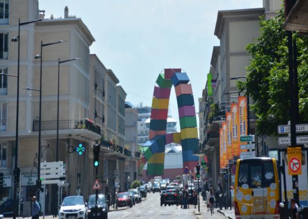 2024-06-21_34_Rue de Paris_ Artist Vincent Ganivet_ Container chains_ in the Line w the Hotel de Ville_ Docked Oceania Marina in the Background0001.JPG