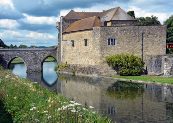 2024-06-22_05_Tranquil Scene w the Gatehouse by the Moat0001.JPG