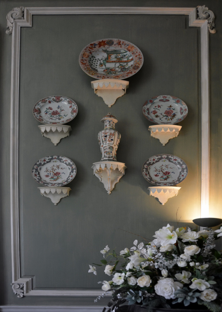 2024-06-22_30_Wall Decorated w Antique Plates & Vase0001.JPG