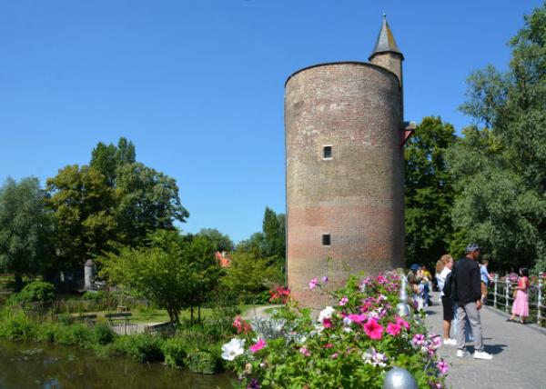 2024-06-23_03_Minnewaterpark_15th-Century Poertoren (Ammunition) Tower over Lovers Bridge0001.JPG