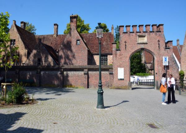 2024-06-23_21_School of Beguinage Monastery, an Antique Traditional Medieval Belgian House, w Brick Walls, Benches along the Sidewalk, & Paving Stone.JPG