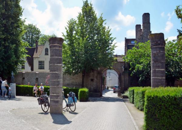 2024-06-23_60_Arendshof or Eagle Court w Southern Gate Gloriette, Possibly the Original 18th-Century Bldg between the 2 Pillars of the Former Waterha.JPG