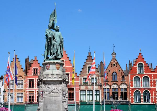 2024-06-23_106_Markt w the Statue of Jan Breydel & Pieter De Coninck in Front of Old Guild Houses0001.JPG