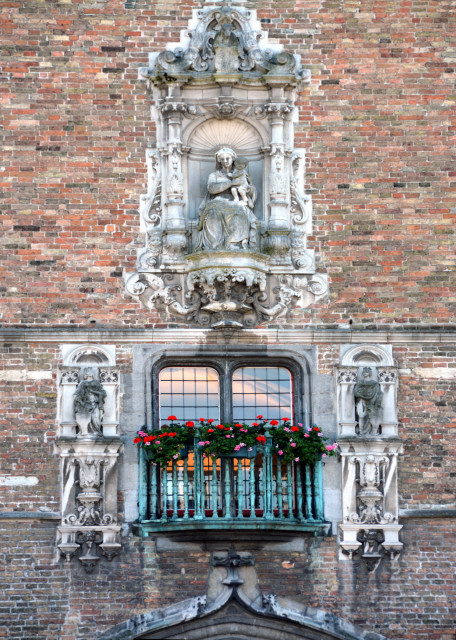 2024-06-23_115_Markt_Statue of the Madonna & Child on the Outside of the Belfry0001.JPG