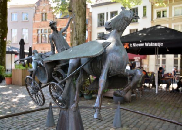 2024-06-23_212_Walplein_Sculpture of Zeus_ Leda_ Prometheus and Pegasus visit Bruges Referred to the 1st City Walls Built nearby in 1127-11280001.JPG