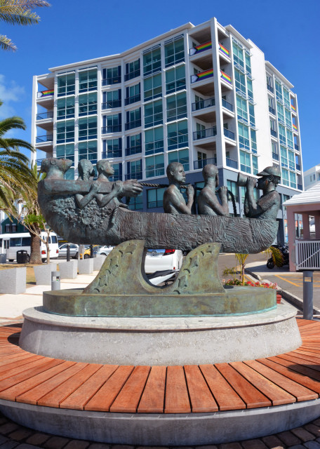 2024-08-08_25_Sculpture of Against Da Tide  Located in Front of the HSBC Bank Bldg on Front Street0001.JPG