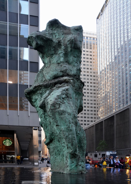 2024-10-19_351_Jim Dine's Verdigris Bronze Statue of Looking Toward The Avenue Emerged from a Water Pool Based on Venus de Milo from the 2nd Century BC0001.JPG