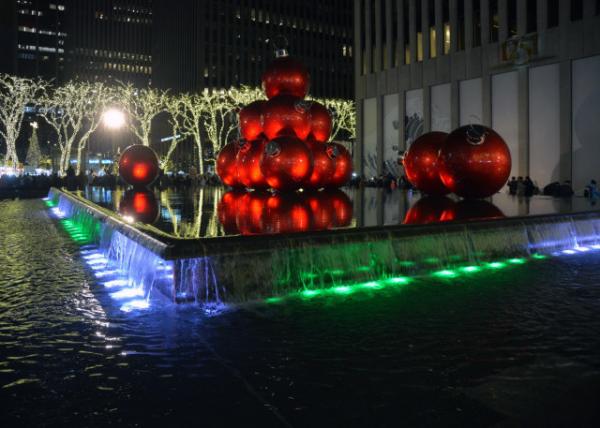 2024-12-14_98_Giant Red Christmas Balls over a Fountain in Front of Chase Bank @ Night0001.JPG