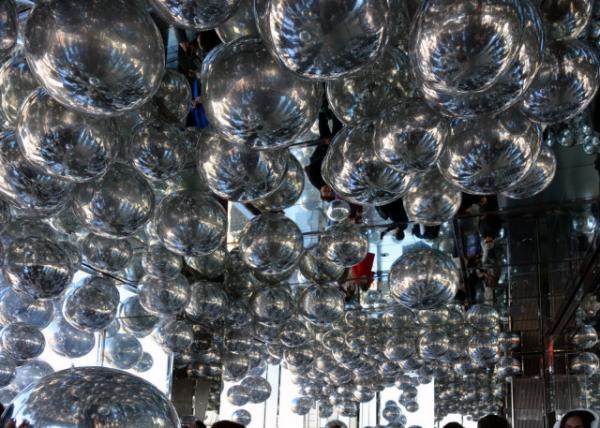 2024-12-14_40_Trippy Rm Filled w Floating Silver Mylar Globes Called Air by Kenzo Digital0001.JPG