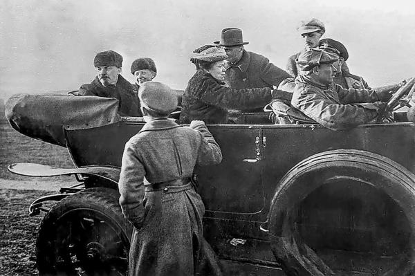 Lenin_Krupskaya_and_Ulyanova_in_car_at_Red_Army_parade_full_photo_19180501.jpg