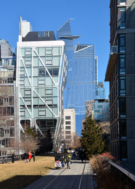 2025-02-22_07_Tourists & Disused Train Tracks on the HL Elevated Park Walkway & High-Rise Skyscrapers on the West Side of Manhattan w HL23 Luxury Apt @ 515 West 23rd St Overlooking the HL in Chelsea.JPG