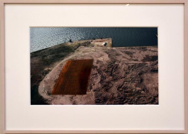 2025-03-15_180_Agnes Denes Wheatfield - A Confrontation Battery Park Landfill_ Downtown Manhattan - aerial View 19820001.JPG