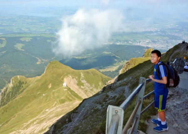 2017-08-24_View of the Klimsen Chapel above the Nauen & the Klimsenhorn w Mittaggpfi Summit Cross ķɭ-30001.JPG