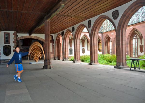 2017-08-23_Church_Basel Minster_Courtyard & Windows-10001.JPG