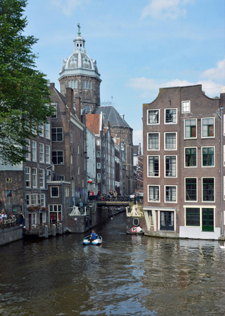 2017-08-14_Canal_Oudezijds Kolk_Basilica of St. Nicholas ʥ0001.JPG