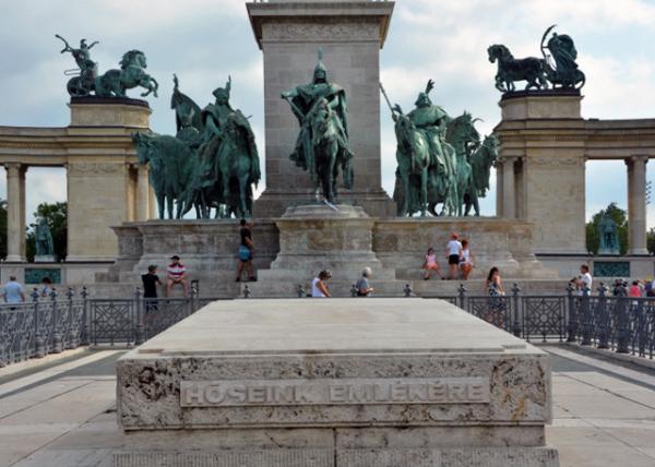 2017-07-11_Heroes' Square_Tomb of the Unknown Soldier ӢĹ0001.JPG
