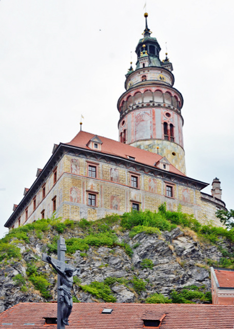 2017-07-07_Iron Crucifix against Medieval Castle0001.JPG