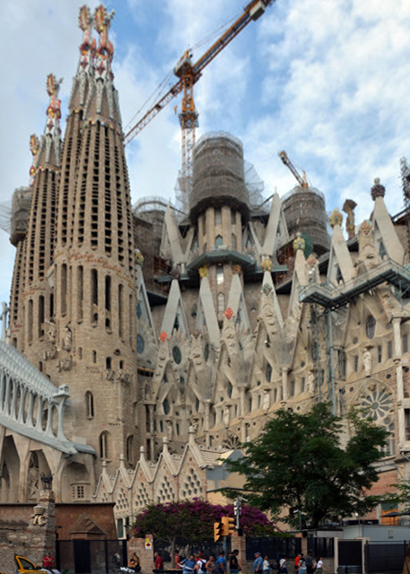 2018-07-22_Sagrada Famlia_New Stonework against the Stained & Weathered Older Sections0001.JPG