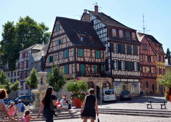 2017-08-22_Bldg_Institut Peau D'Ange w the Roesselmann Fountain ʹƤо˹Ȫ0001.JPG