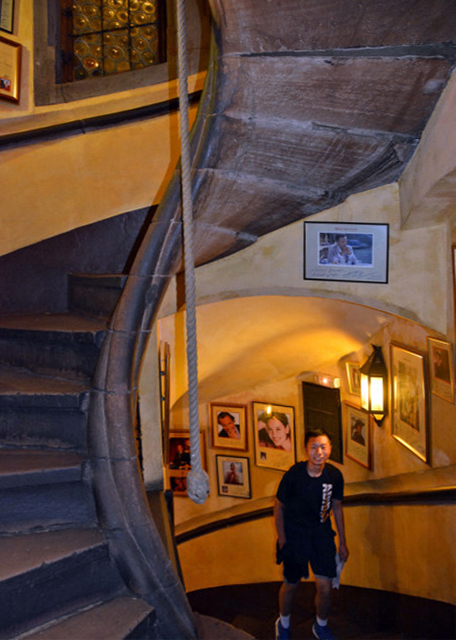 2017-08-21_Restaurant Maison Kammerzell_Spiral Stairway ¥0001.JPG