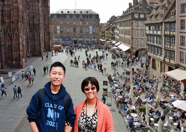 2017-08-21_Place of the Cathedral Viewed from Maison Kammerzell in Strasbourg0001.jpg