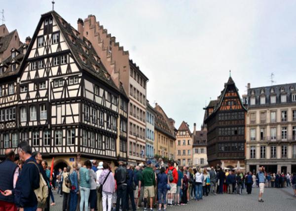 2017-08-21_Place of the Cathedral_Pharmacie du Cerf0001.JPG