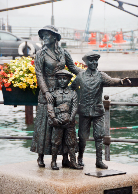 2016-07-09_Statue Annie Moore & Her Brothers. Annie was the 1st person to be admitted to the USA through the new immigration centre at Ellis Is on 1 Jan 1892.0001.JPG