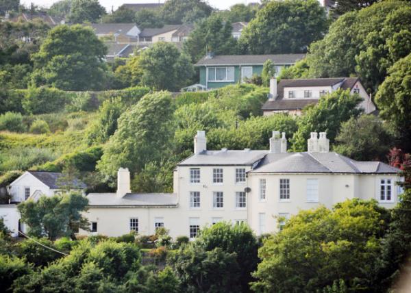 2016-07-09_Cobh_Chimney Stacks and Parapet w Cornice ̴ܿڵ-20001.JPG