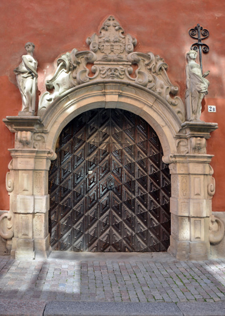 1745817092842954.jpg 2016-07-04_Stora Nygatan_Portal @ Number 2B, Featuring the Escutcheons of Erik and Elisabeth Ryning Flanked by Hope and Faith 大王街28号大门上带有以埃里克0001.JPG