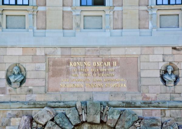 2016-07-04_Royal Palace_Plaque of King Oscar II w Statues of Carl Gustaf Tessin & Guillaume Thomas Taraval ˹Ҷ̩߶0001.JPG