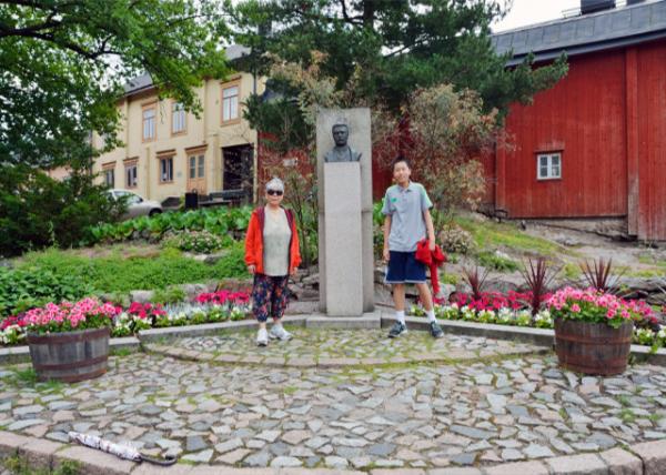 2016-07-03_Statue of Albert Edelfelt who faces the manor house where he was born 泯ׯ԰ġء·ƶء0001.JPG