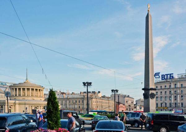 2016-07-01_Vosstaniya Square_Ploshchad Vosstaniya & Leningrad Hero City Obelisk 㳡㳡վӢ۳зⱮ-0001.JPG