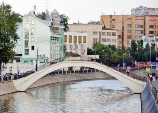 2016-07-01_Vodootvodny Canal_Sadovnichesky Most ˹-10001.JPG