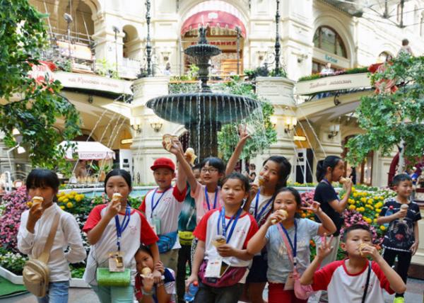 2016-07-01_Red Square_GUM_Campers from Chongqing ӪСѧӪԱ0001.JPG