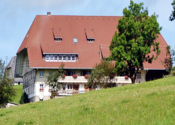 2017-08-22_Farmhouse w Half-Hipped Roof-30001.JPG