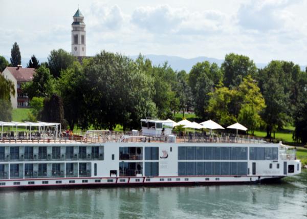 2017-08-21_Viking Kavsir w St. Nepomuk Church in the BackgroundάǻۺʥᲨĽ˽0001.JPG