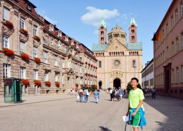 2017-08-20_Maximilianstraße w Cathedral in the Background 뱳Ĵ-10001.JPG