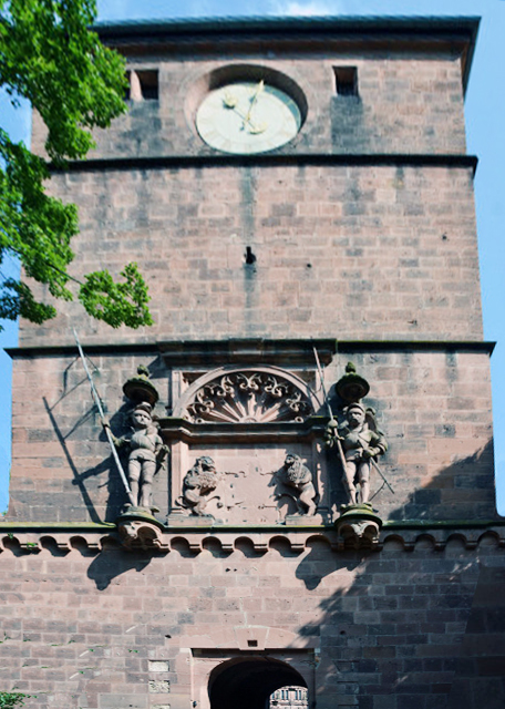 2017-08-20_Heidelberg Castle_Antique Sculpture of a Knight & a Wall Fragment ʿǽ-20001.JPG