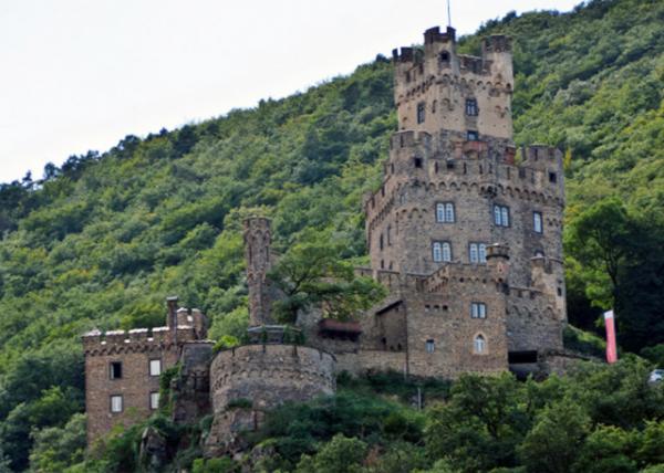2017-08-19_Niederheimbach_Sooneck Castle @ Rheinkilometer 538-30001.JPG
