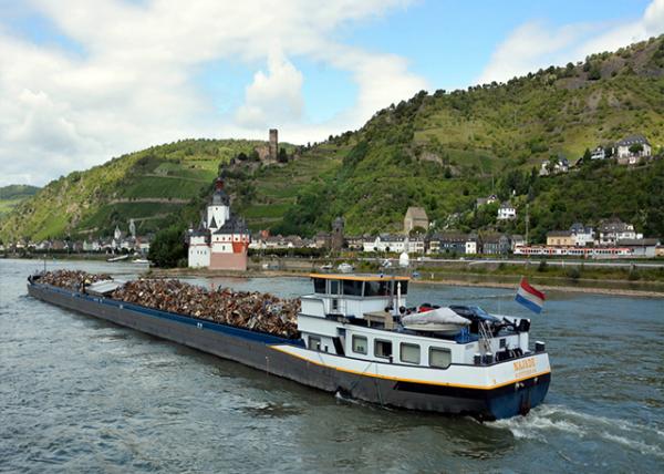 2017-08-19_Kaub_Metal Cargo in Front of Castles of Pfalzgrafenstein & Gutenfels 0001.JPG