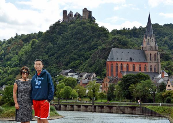 2017-08-19_Oberwesel_Schönburg Castle above Pfarrkirche Liebfrauen or Church of Our Lady-2M0001.jpg