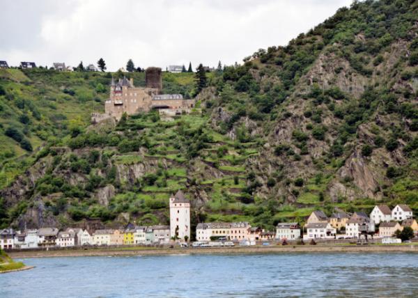 2017-08-19_St Goarshausen_Katz Castle above Rhine Promenade-20001.JPG