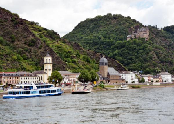 2017-08-19_St Goarshausen_Katz Castle above St. John the Baptist @ R & Evangelische Kirche @ L-40001.JPG