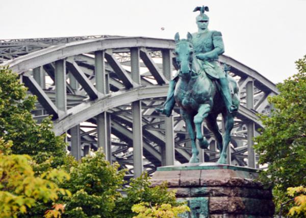 2017-08-18_Hohenzollern Bridge_Equestrian Statue of William II š0001.JPG