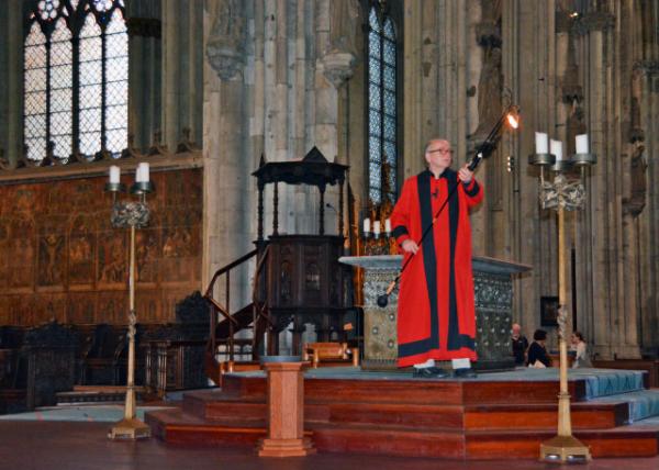 2017-08-18_Kölner Dom_Priest ʦ-10001.JPG