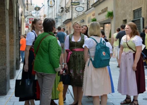 2017-07-04_Getreidegasse_Tracht  or Traditional Garments ׷-40001.JPG