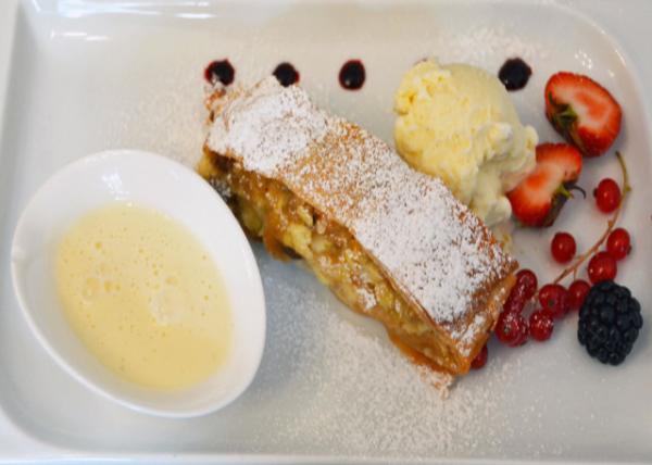 2017-07-02_Restaurant Alpenrose am See_Self-made Apple Strudel w Vanilla Sauce ɽõ͏duuOAW0001.JPG