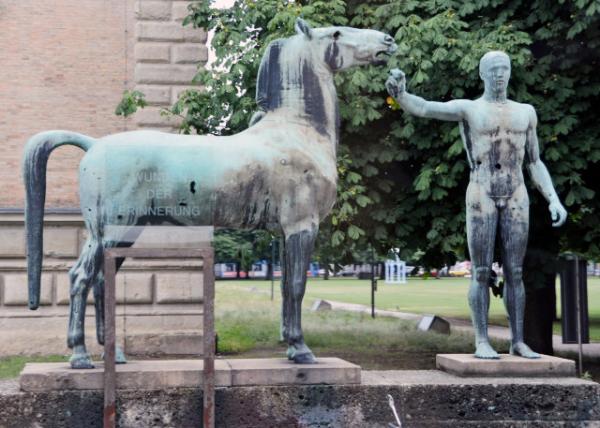 2017-07-03_Alte Pinakothek_Man and Horse Bronze Sculpture ϻ滭йݡͭ0001.JPG