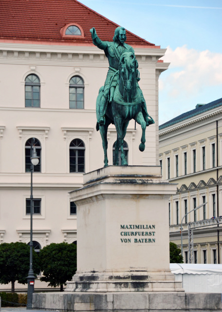 2017-07-01_Statue_Wittelsbacherplatz_Statue Maximilian Churfuerst von Bayern һ0001.JPG
